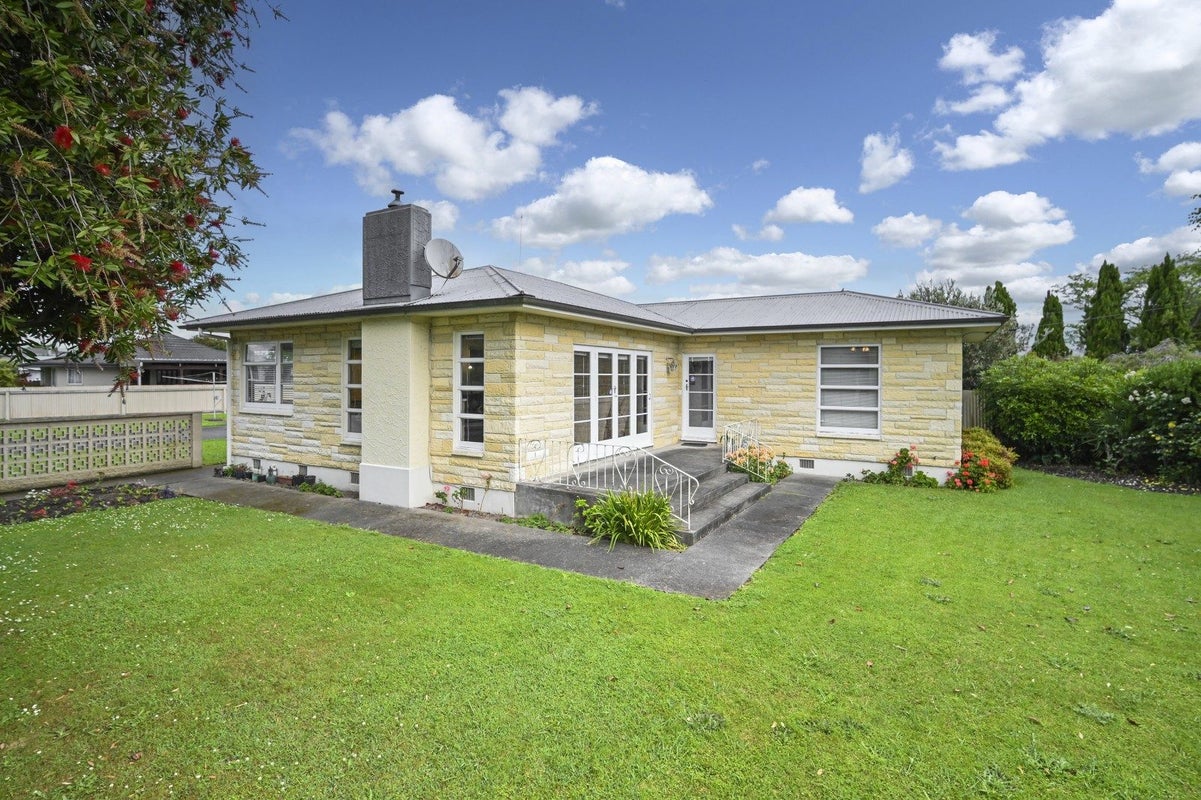 1413 Caroline Road, Mayfair, Hastings - Carousel 1