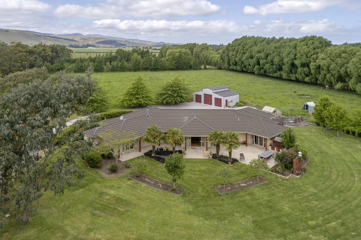 8 Glengarriff Drive, Christchurch - Carousel 1