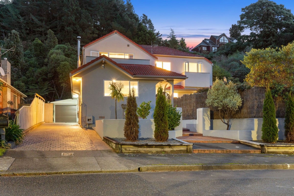 77 Sunbrae Drive, Silverstream, Upper Hutt - Carousel 1