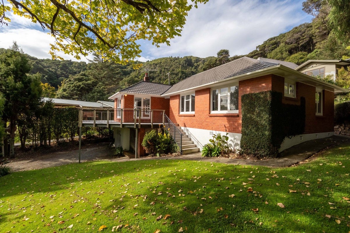 231 Whites Line, WAIWHETU, LOWER HUTT - Carousel 1