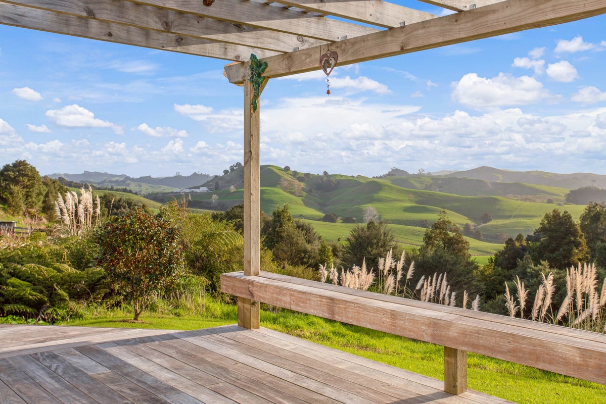 871 Krippner Road, Silverdale - Carousel 1