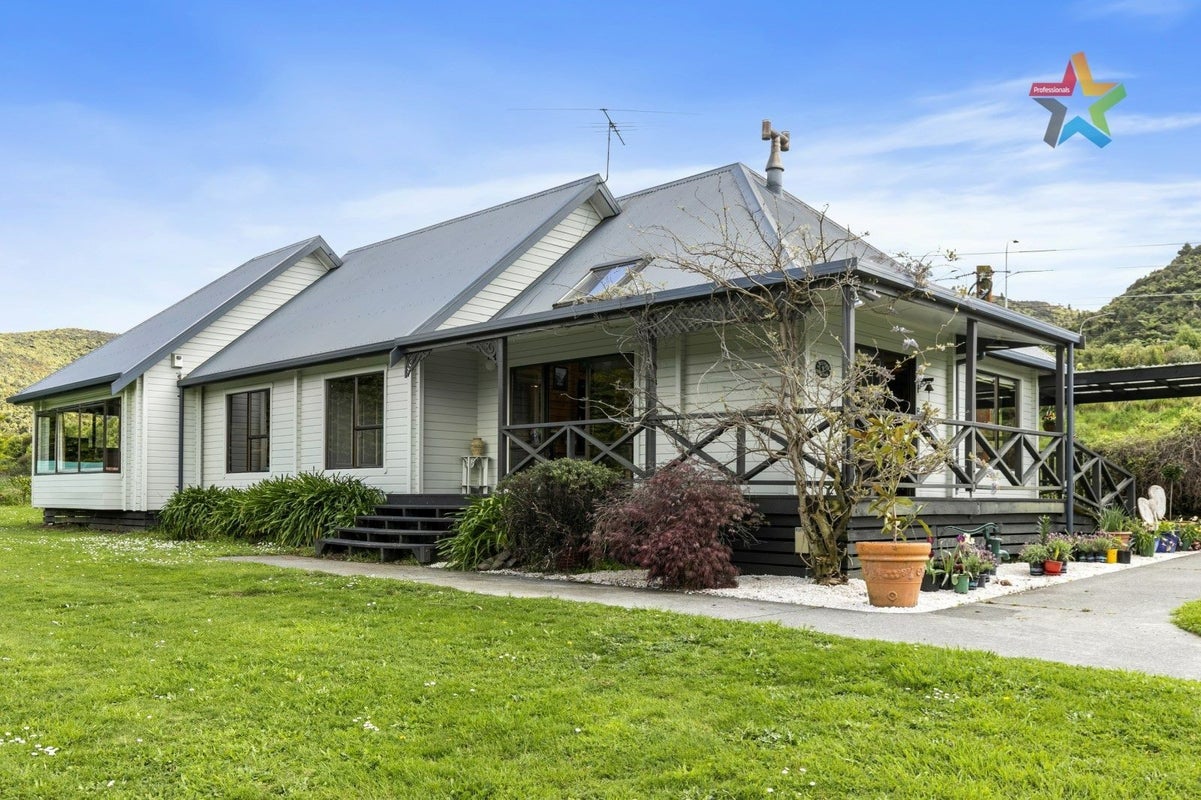 1 Cottle Heath Close, Manor Park, Lower Hutt - Carousel 1
