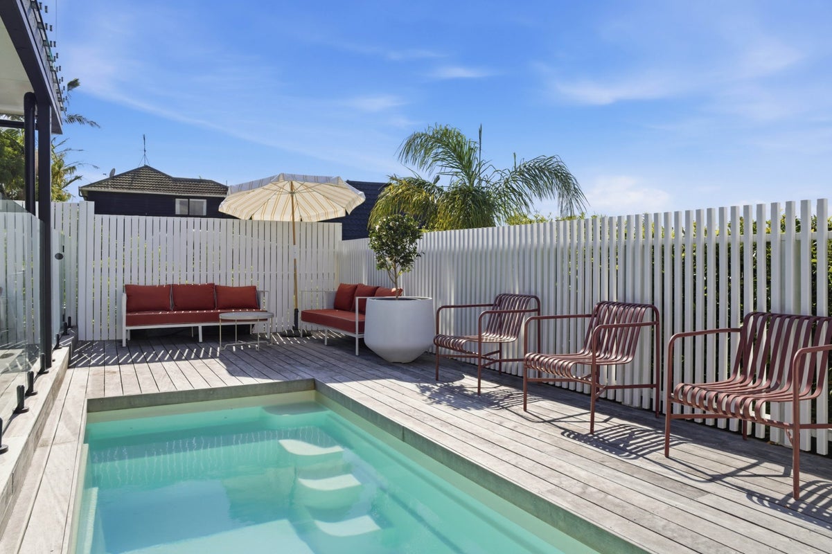 2/11 Seaview Road, Castor Bay, Auckland - Carousel 2