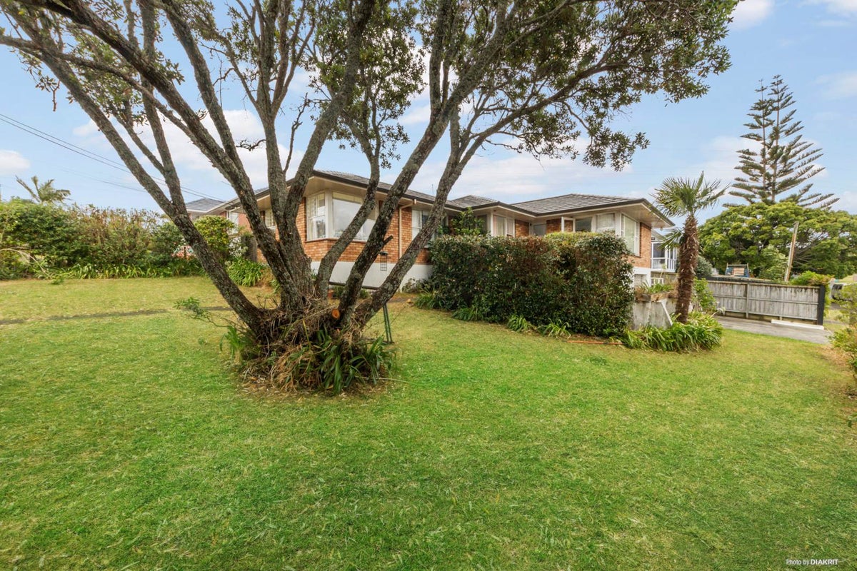 56 Tiroroa Avenue, Te Atatu South, Auckland - Carousel 1