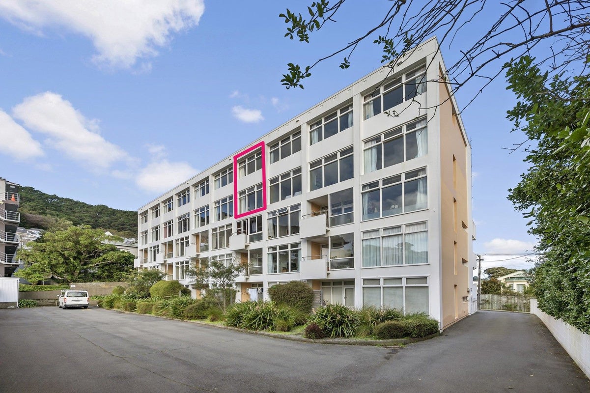 19/4 Claremont Grove, Mount Victoria, Wellington - Carousel 1