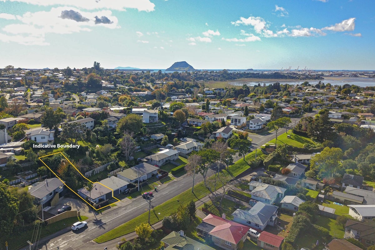 16 Kingswood Road, Brookfield, Tauranga - Carousel 1