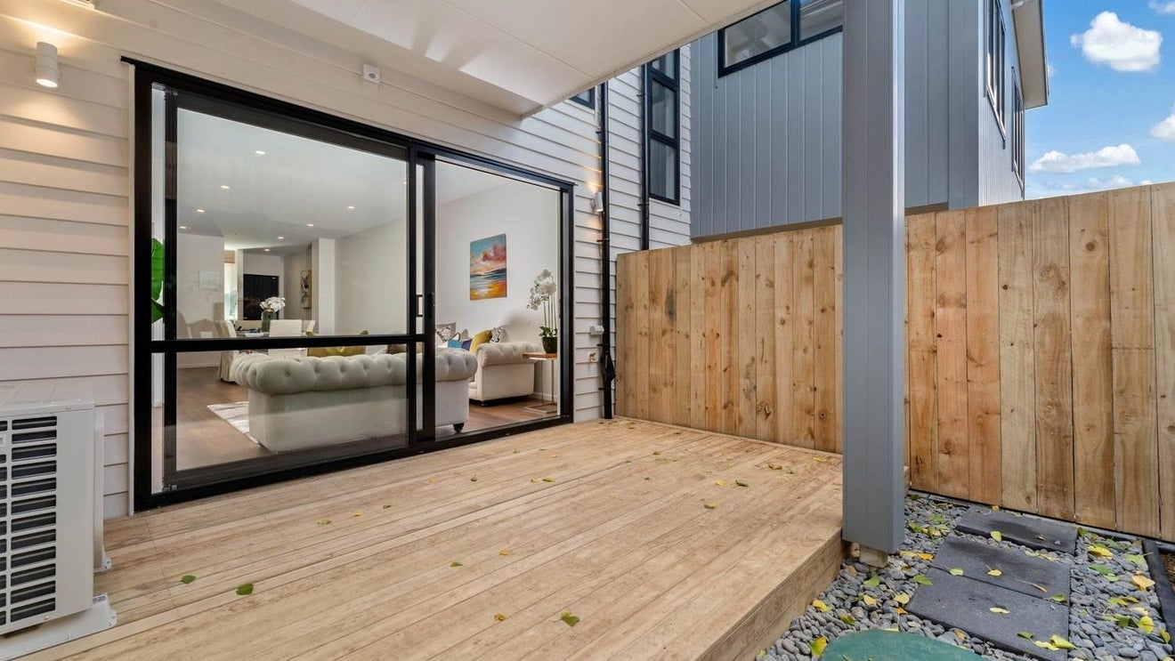 6/2 Chapman Road, Te Atatu Peninsula, Auckland - Carousel 1