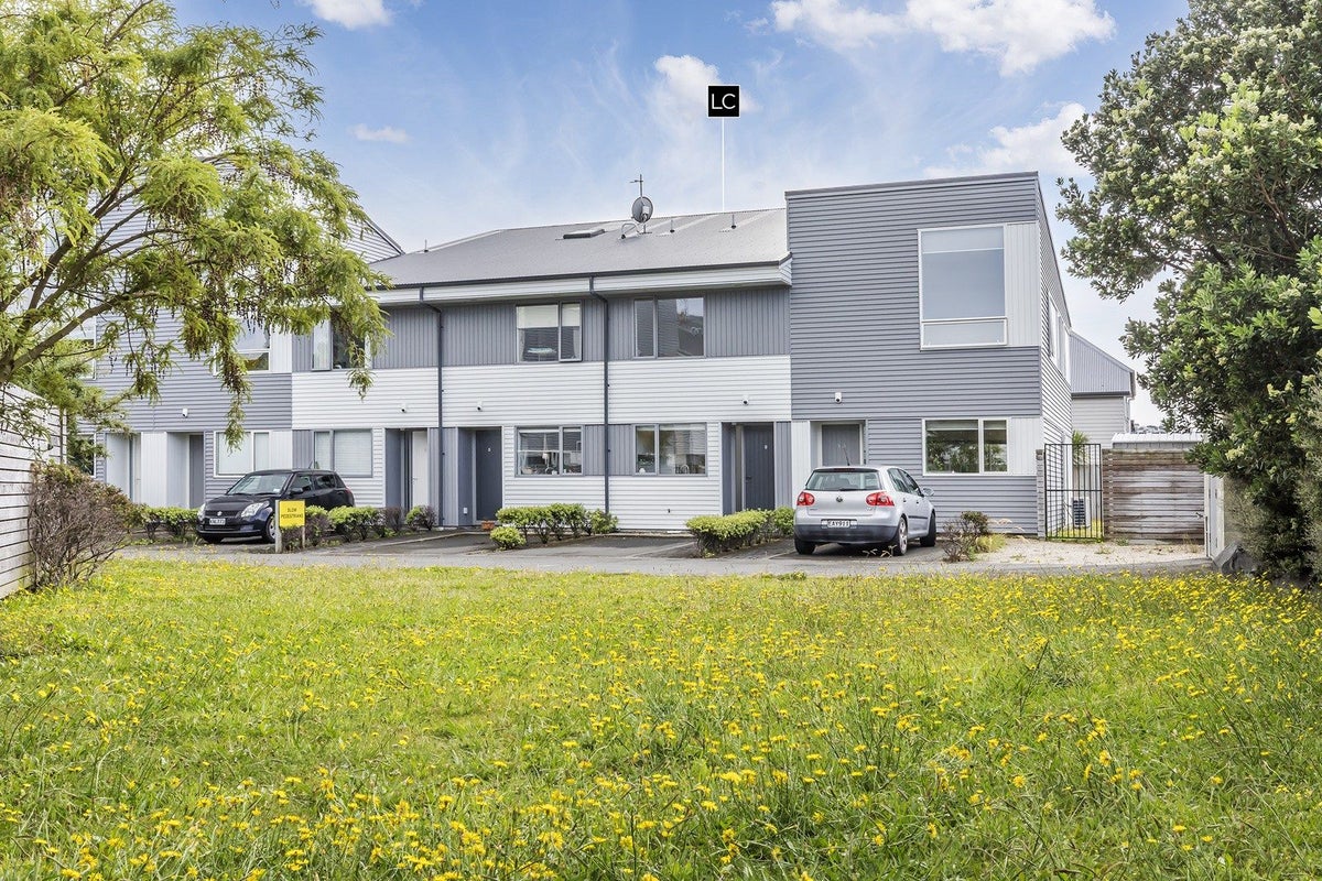 9/2 Stone St, Miramar, Wellington - Carousel 1
