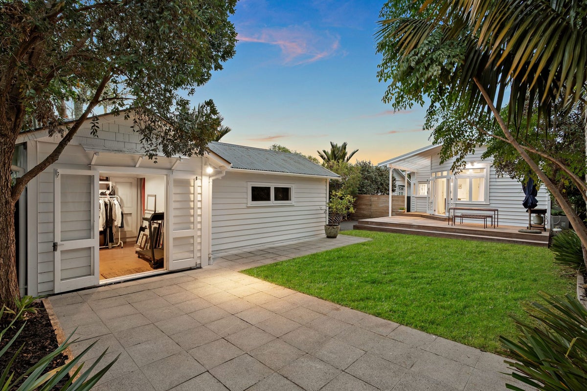 28 Buxton Street, Point Chevalier, Auckland - Carousel 2