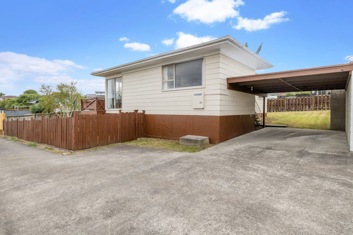 1/11 Charntay Avenue, Clover Park, Auckland - Carousel 1