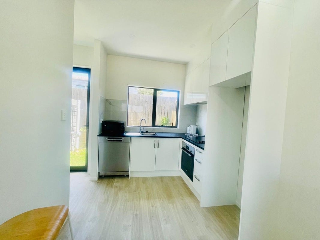 37D Court Town Close, Mangere, Auckland - Carousel 2