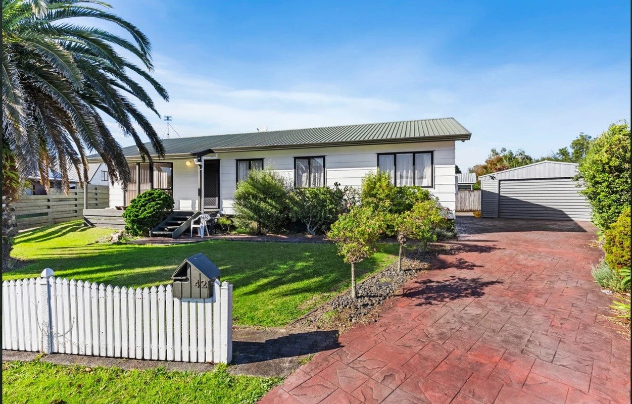 42 Pinehurst Place, Wattle Downs, Auckland - Carousel 2