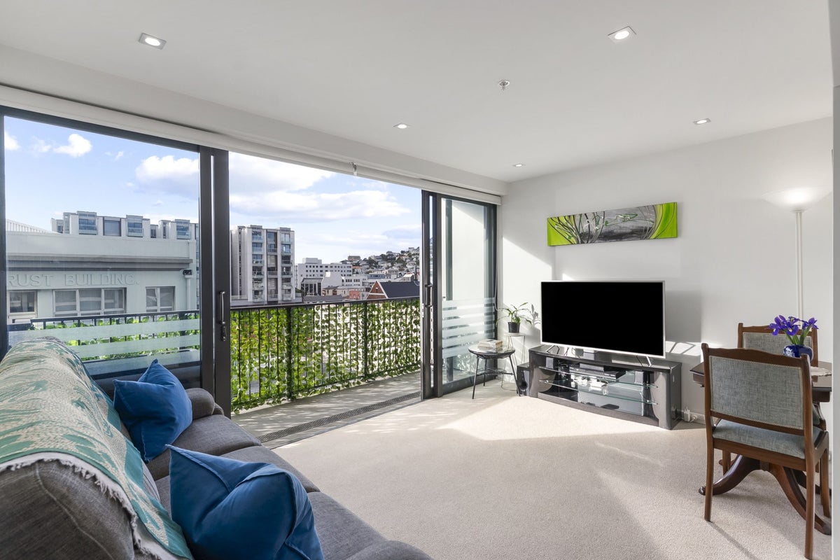 62/13 College Street, Te Aro, Wellington - Carousel 1