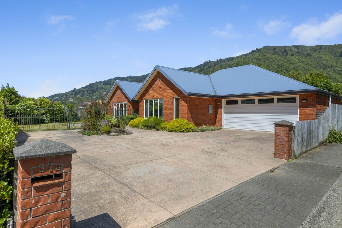 37B Beach Road, Waikawa, Picton - Carousel 1