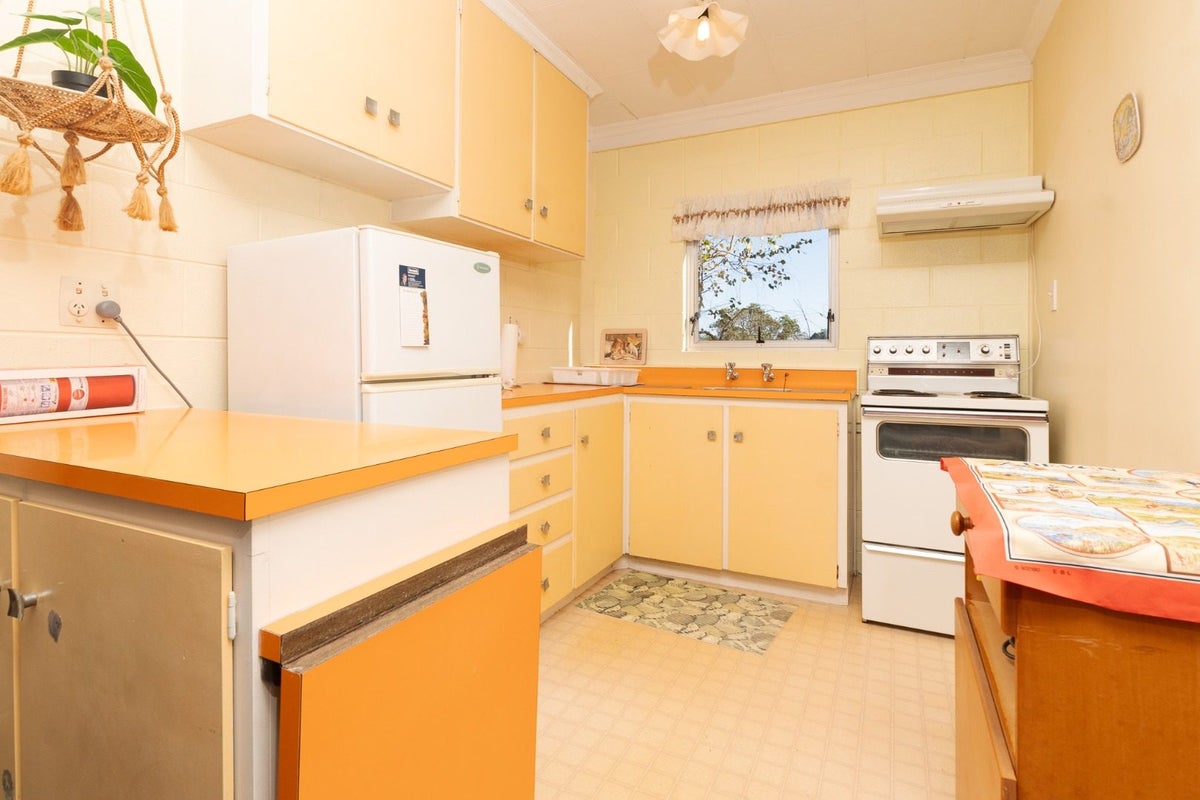 23 Cyclarama Crescent, Massey, Auckland - Carousel 1