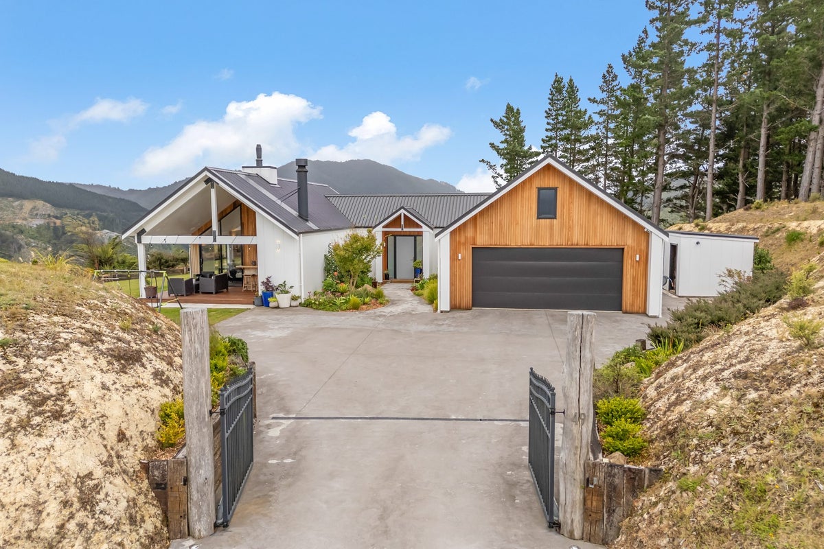 49 Crest Road, Akatarawa, Upper Hutt - Carousel 36