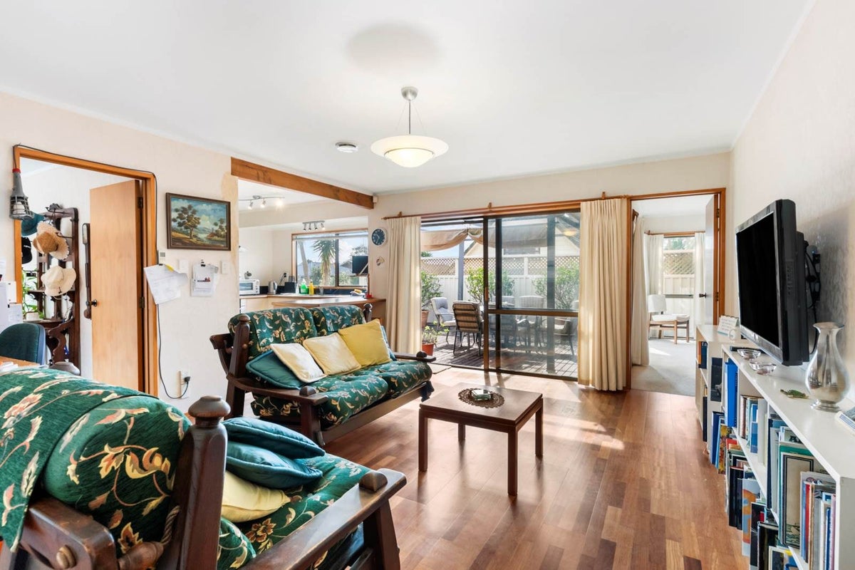 16 Hayes Place, Half Moon Bay, Auckland - Carousel 2