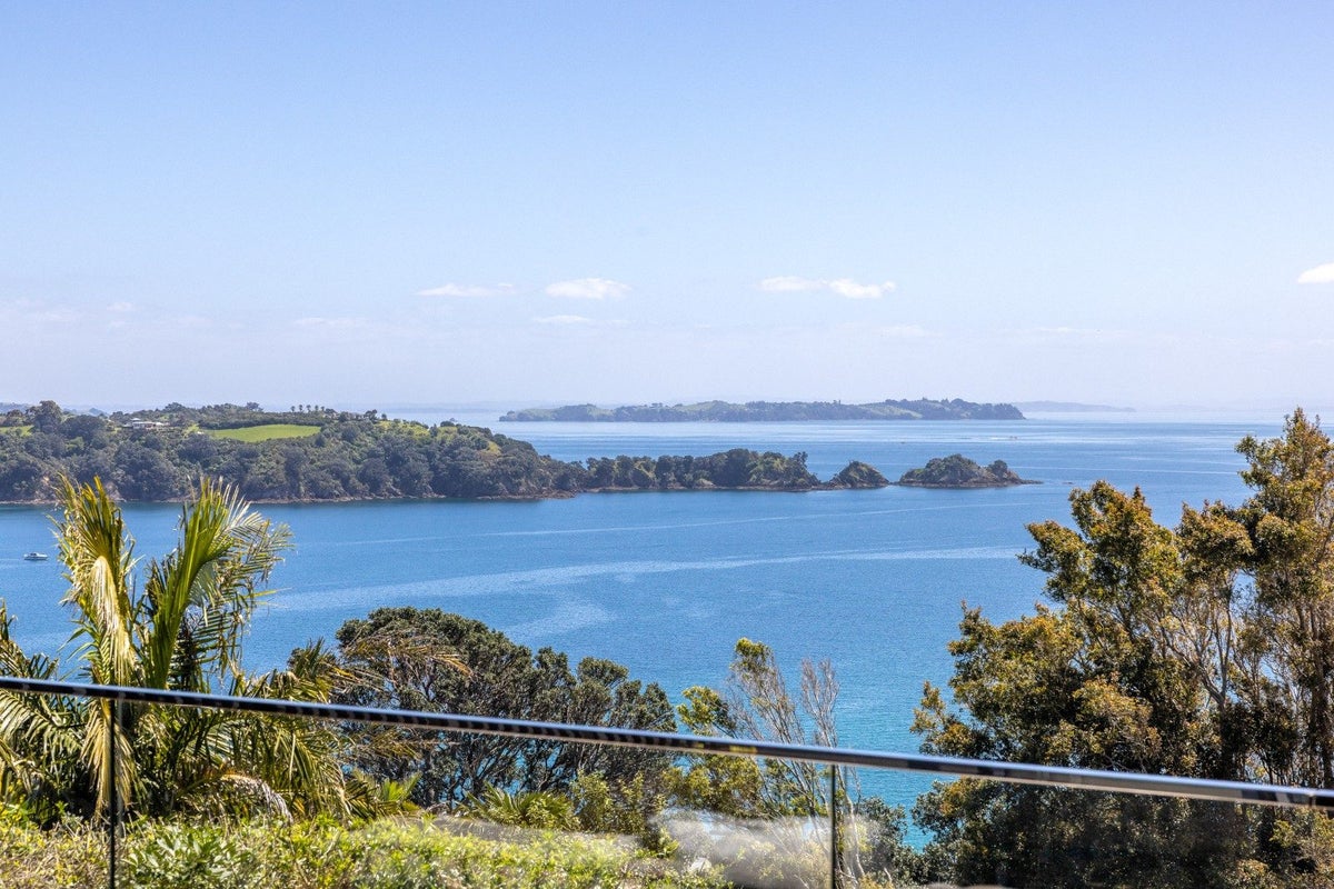 29 Coromandel Road, Oneroa, Waiheke Island - Carousel 1