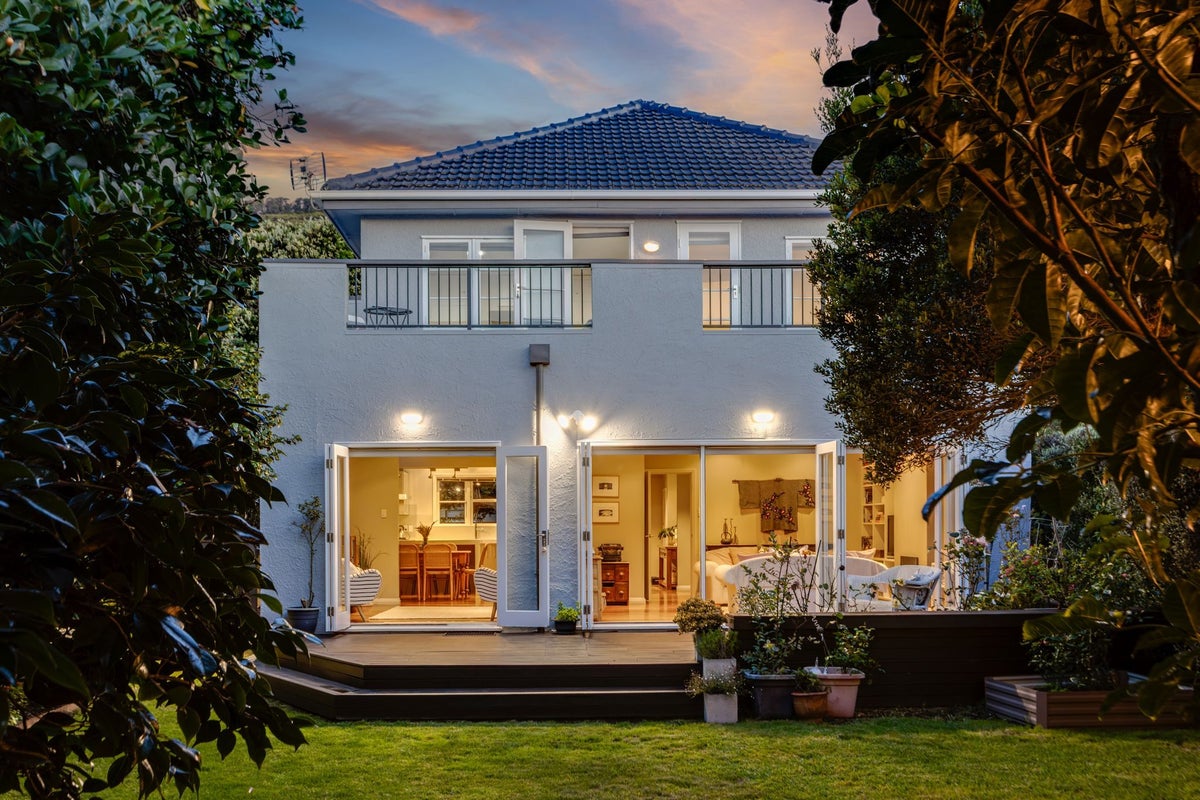 20 Tuatoru Street, Eastbourne, Lower Hutt - Carousel 1