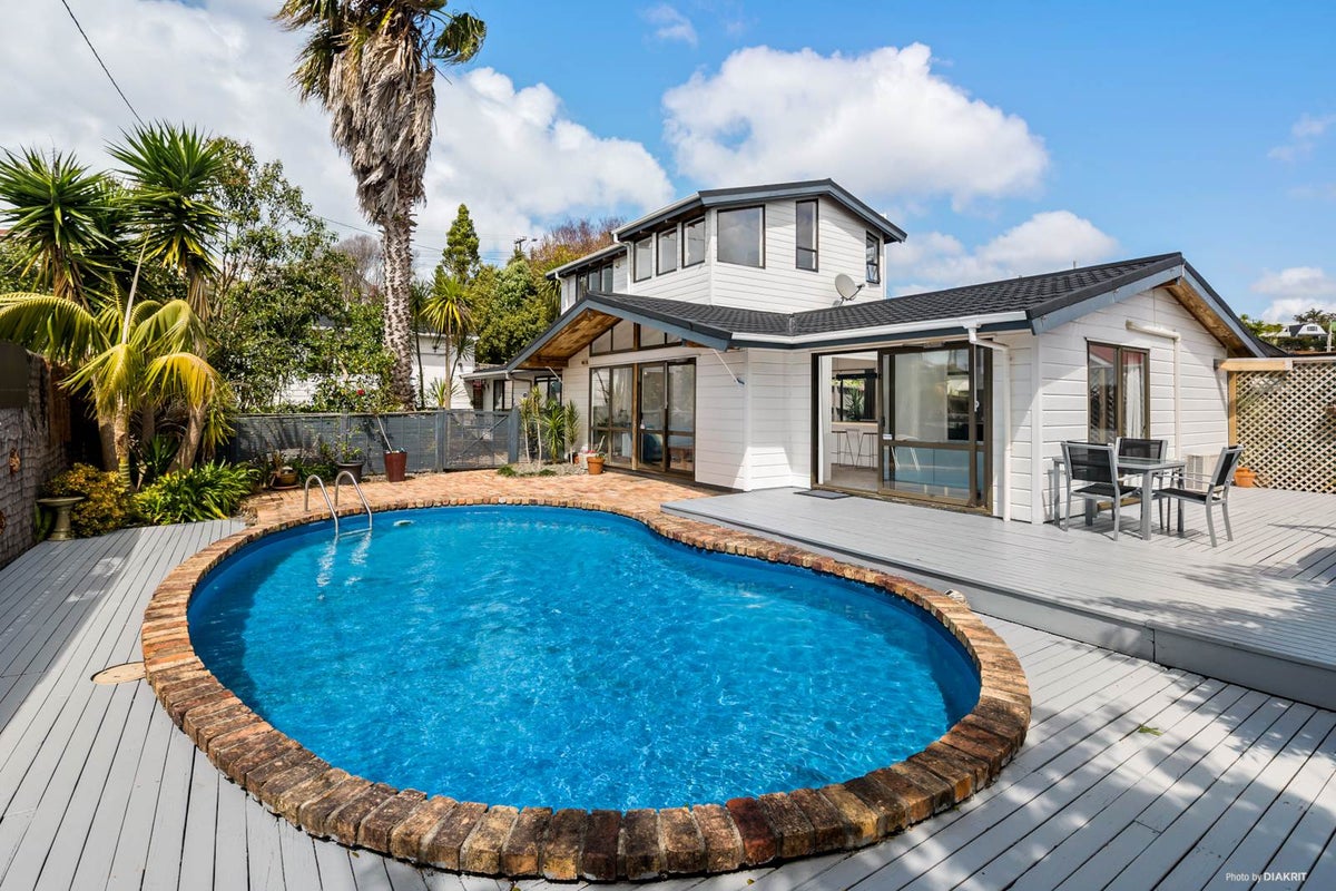 866 Beach Road, Waiake, Auckland - Carousel 1