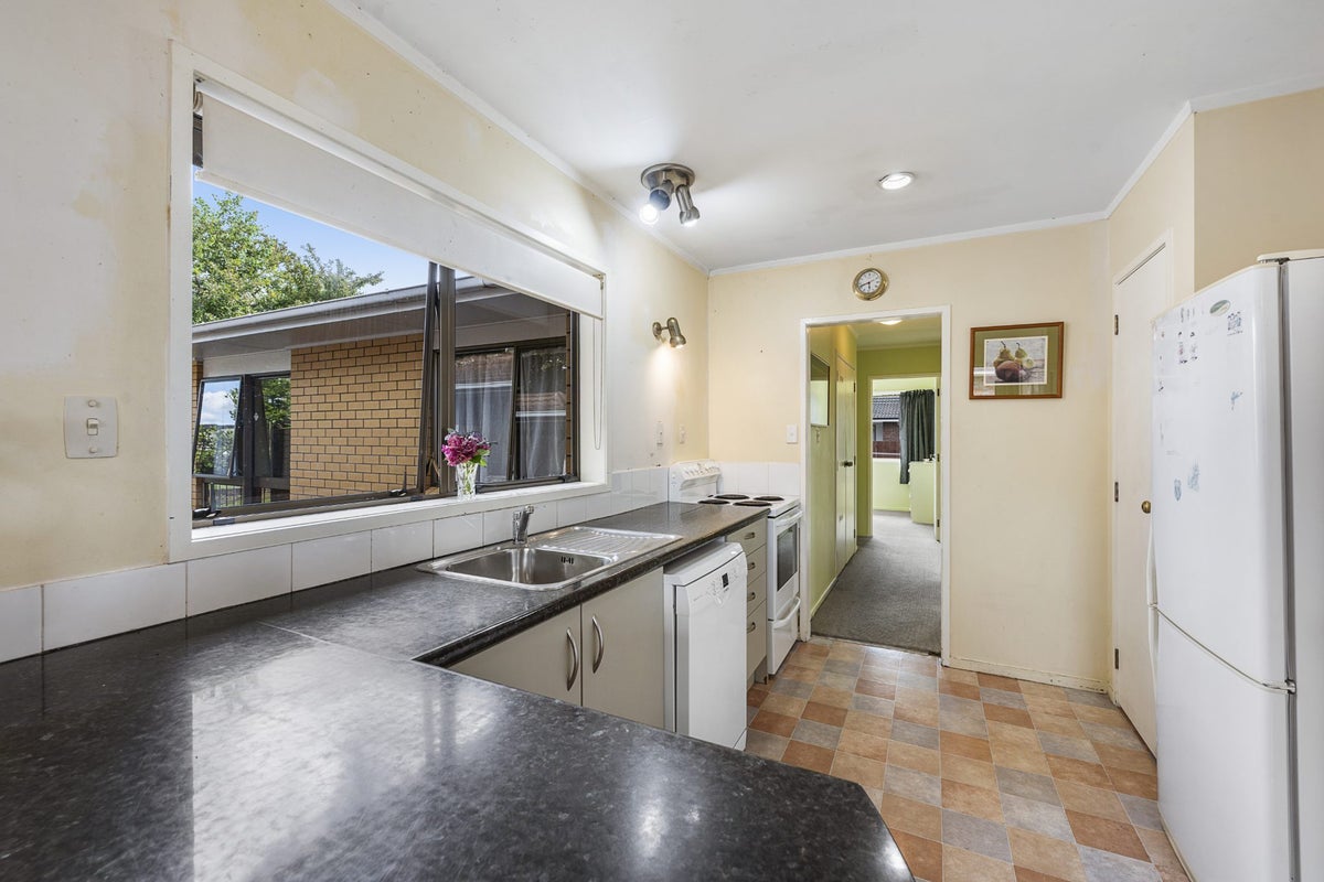 19 Donzella Place, Conifer Grove, Takanini - Carousel 2