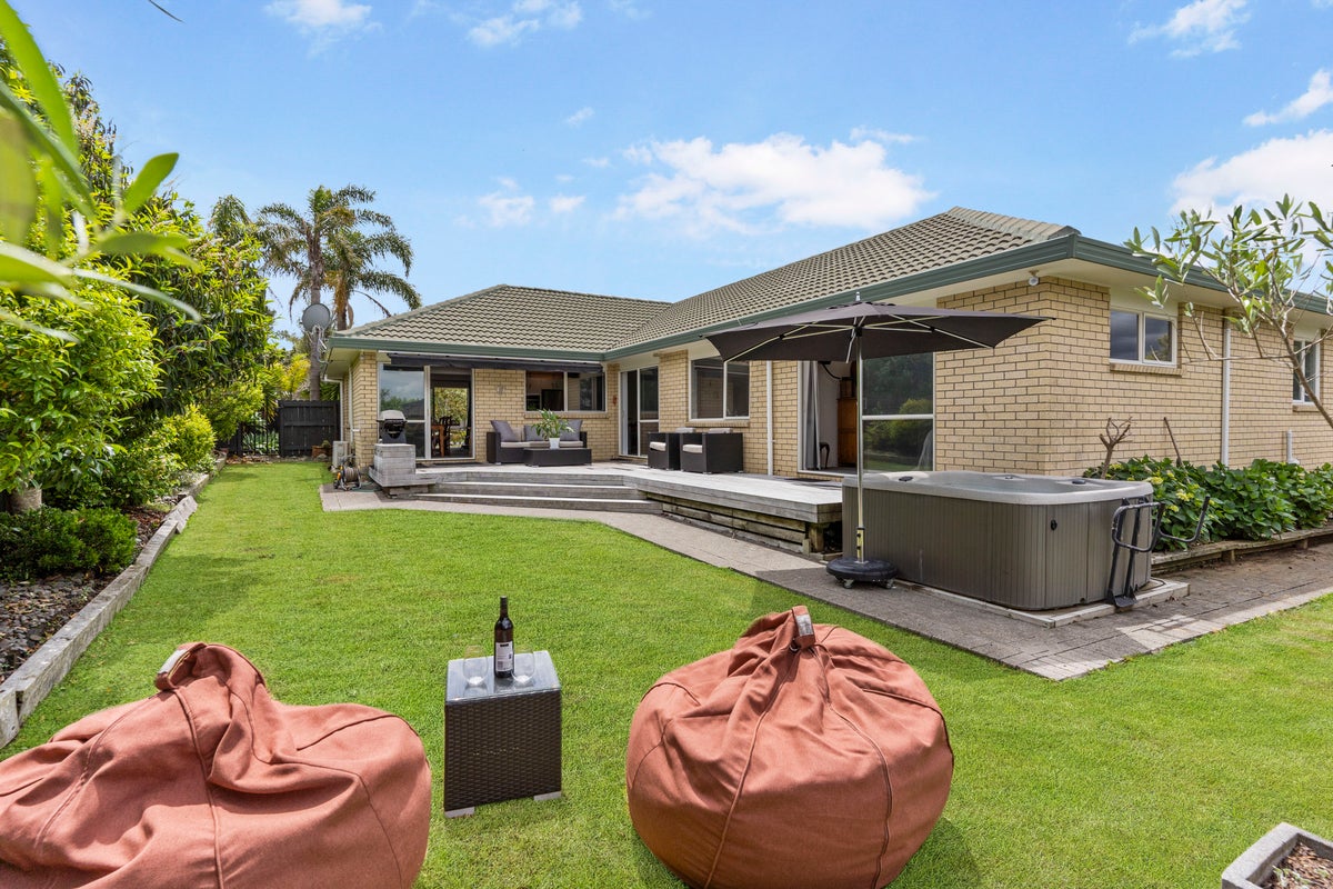 15 Bard Place, Golflands, Auckland - Carousel 1