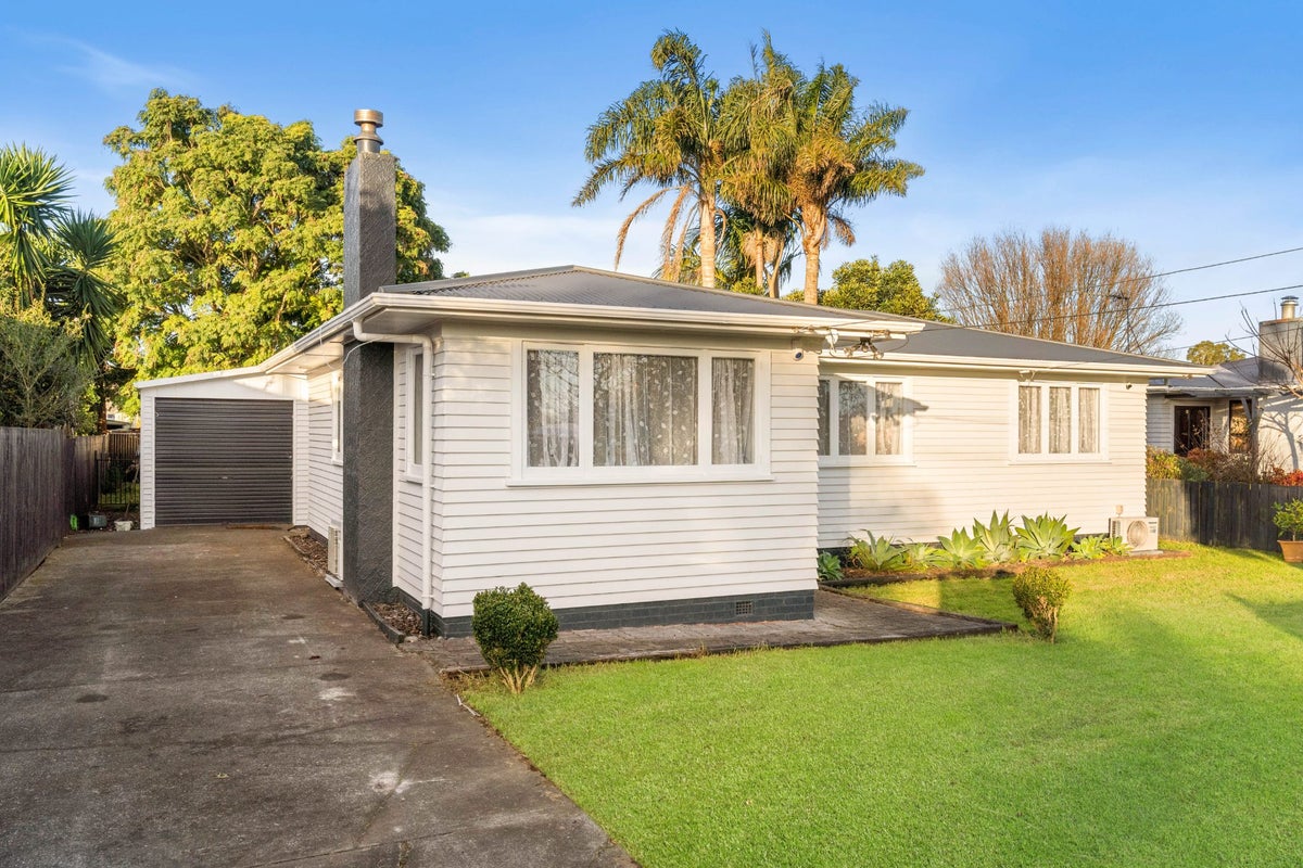 10 Salas Place, Papakura, Papakura - Carousel 1