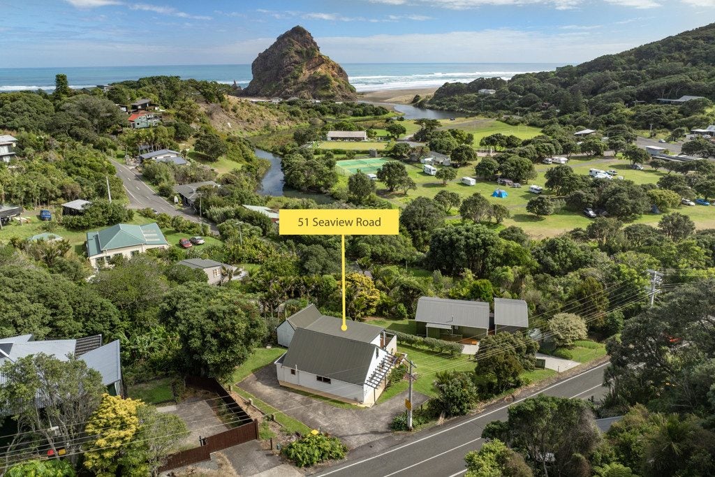 51 Seaview Road, Piha, New Lynn - Carousel 2