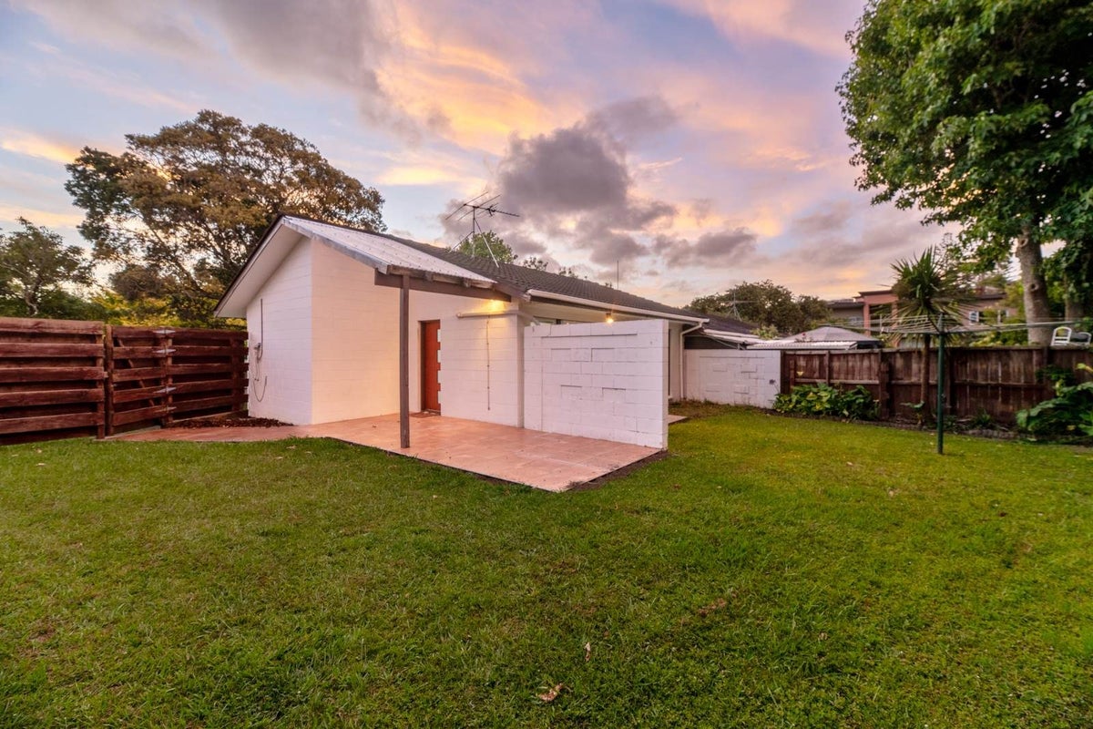 3/14 Commodore Drive, Lynfield, Auckland - Carousel 1