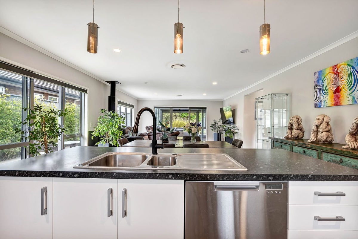 122 Pohutukawa Place, Waiwhakaiho, New Plymouth - Carousel 2