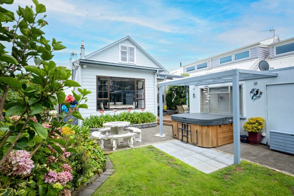 44 Meeanee Quay, Westshore, Napier - Carousel 1