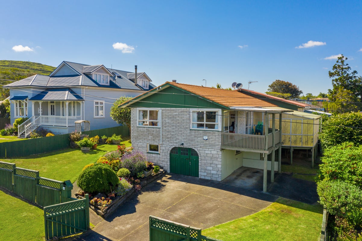 10 Matapouri Road, Mangere Bridge, Auckland - Carousel 1