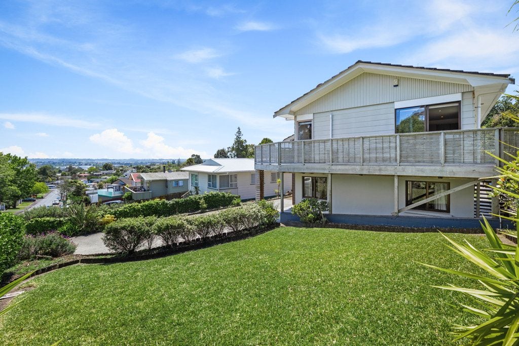 27 Longreach Drive, Sunnyvale, Auckland - Carousel 1