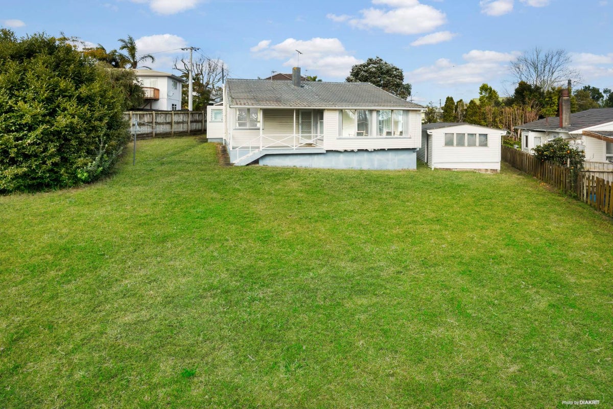 22 Exmouth Road, Northcote, Auckland - Carousel 1
