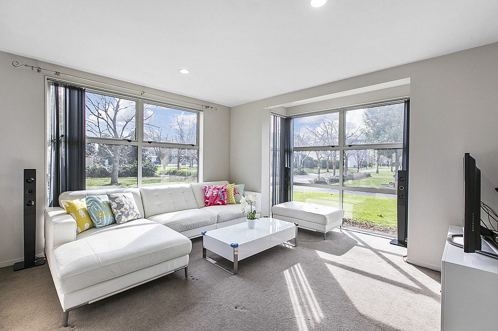 20 Phar Lap Crescent, Takanini, Auckland - Carousel 2