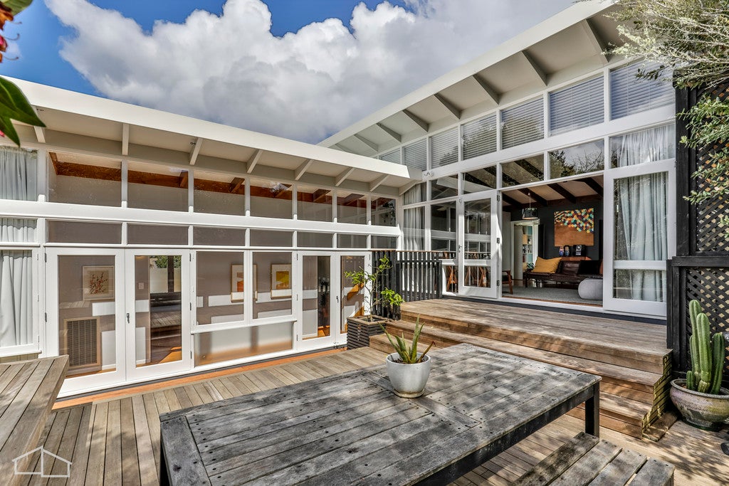 18 De Val Drive, Titirangi, Auckland - Carousel 1