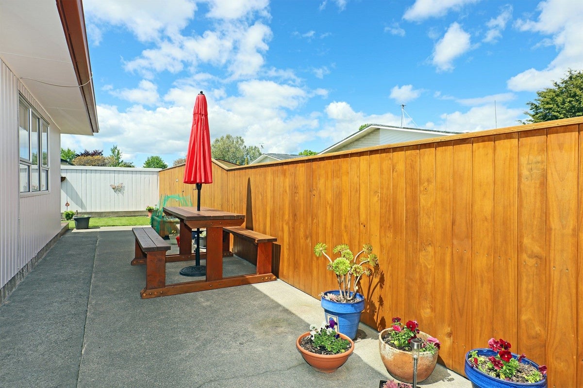 2/84A Gloucester Street, TARADALE, NAPIER - Carousel 15