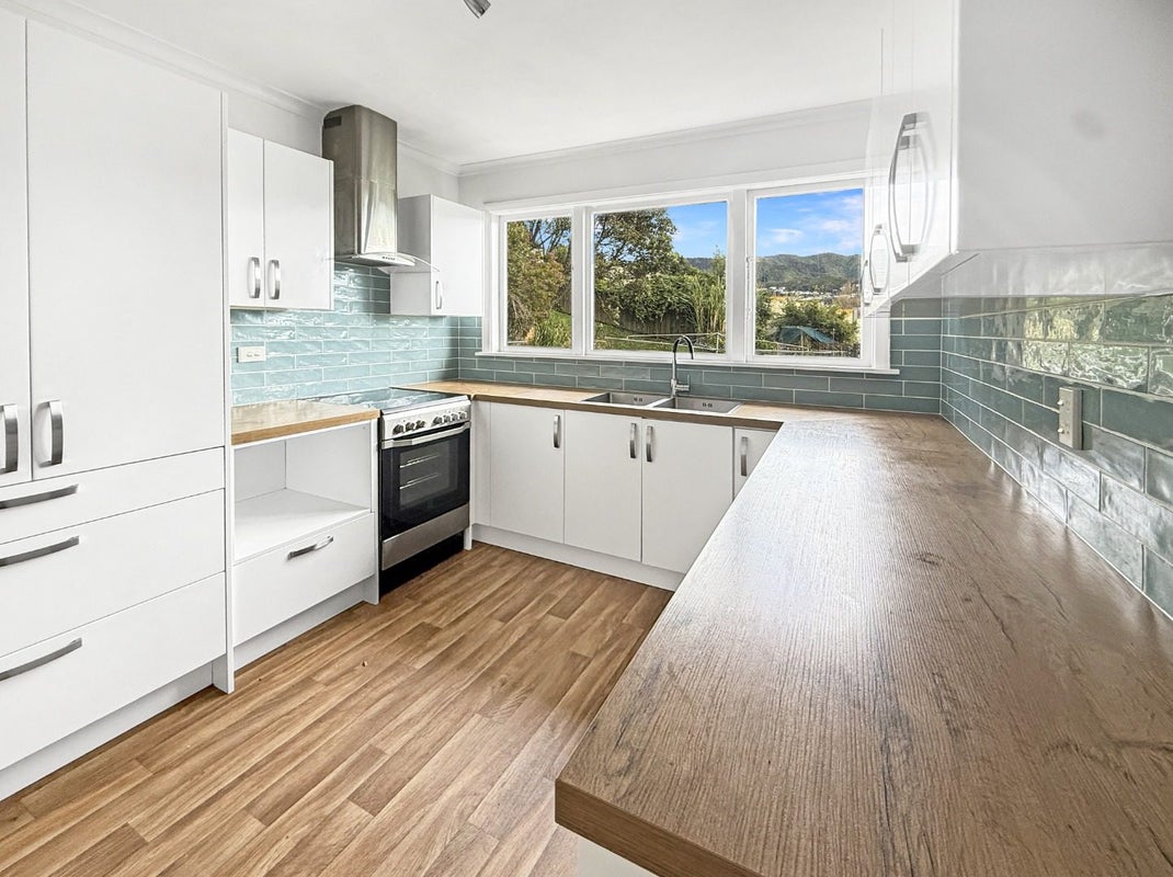 31 Mahoe Street, Tawa, Wellington - Carousel 2