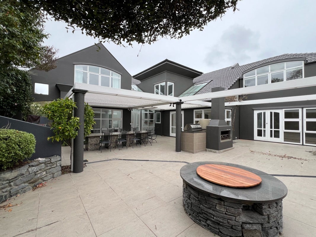 4 Bloomfield Terrace, Hutt Central, Lower Hutt - Carousel 1