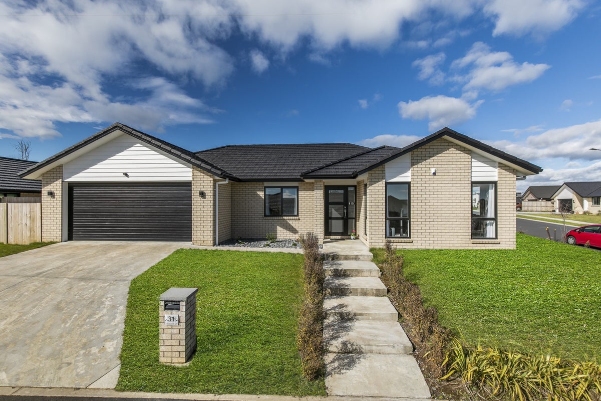 31 Cabourne Drive, Glenview, Hamilton - Carousel 1