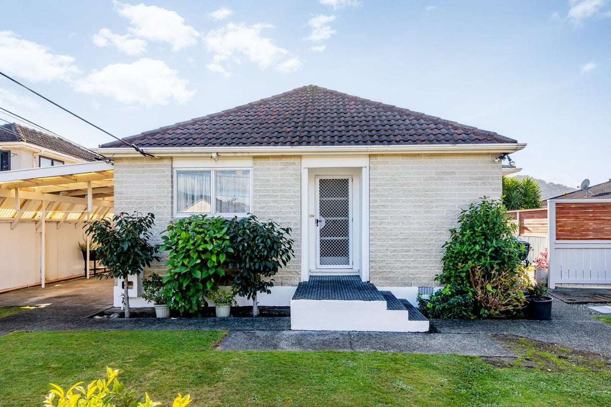 1/17 Oak Street, Ebdentown, Upper Hutt - Carousel 1