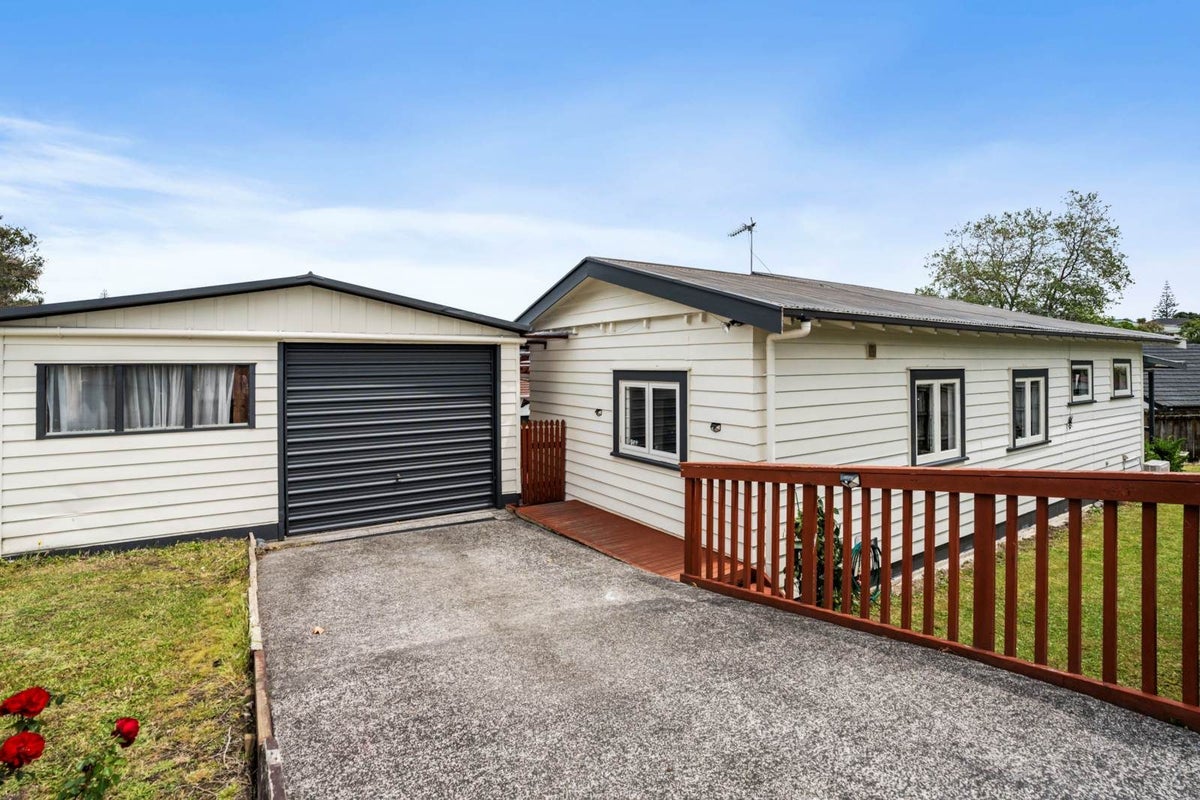 70 Seabrook Avenue, New Lynn, Auckland - Carousel 1