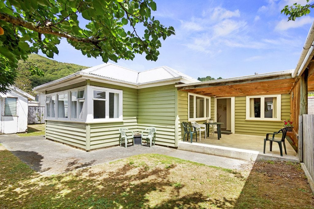 3/29 PUKATEA ST, Eastbourne, Lower Hutt - Carousel 1