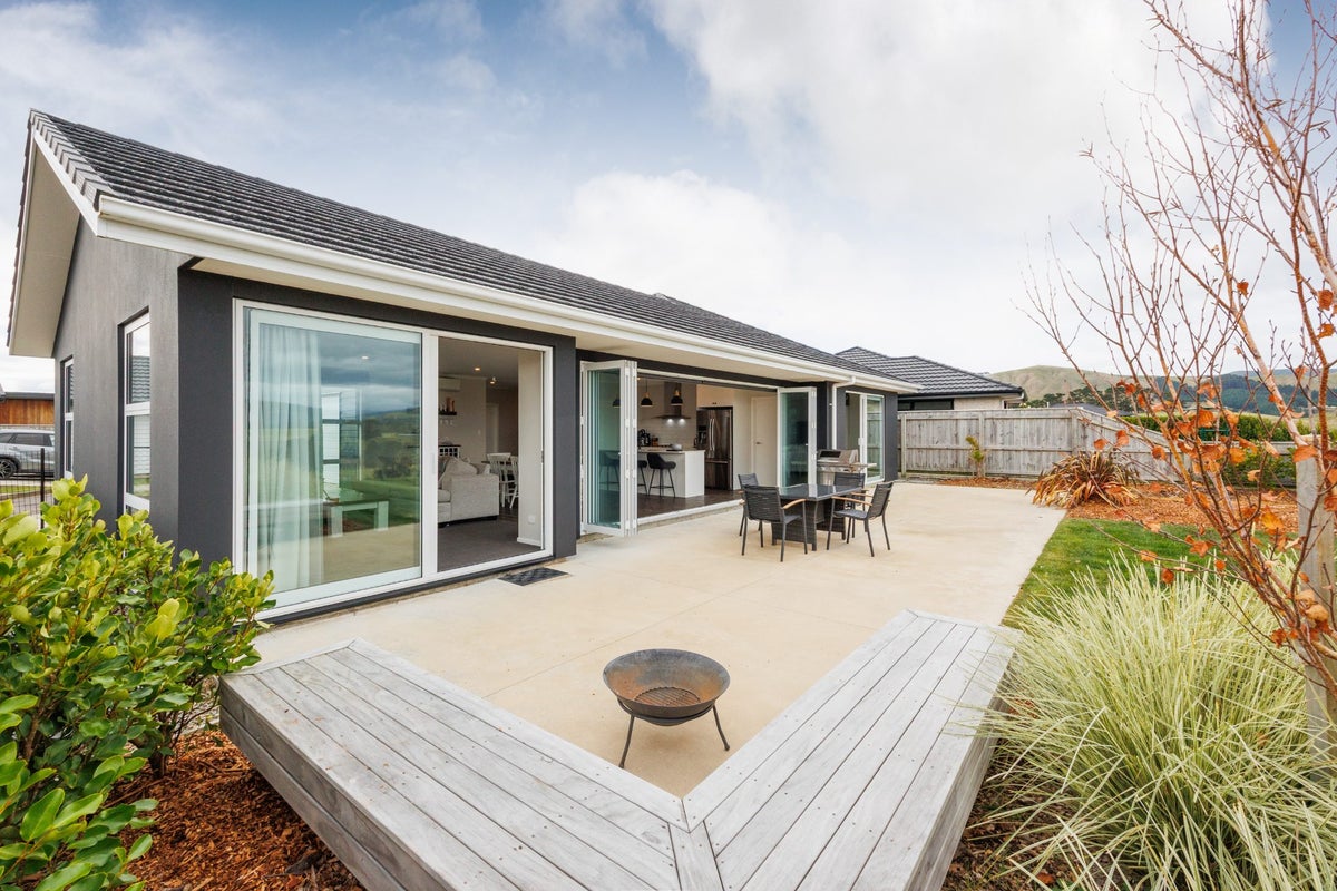 16 Cyprus Place, Fitzherbert, Palmerston North - Carousel 1