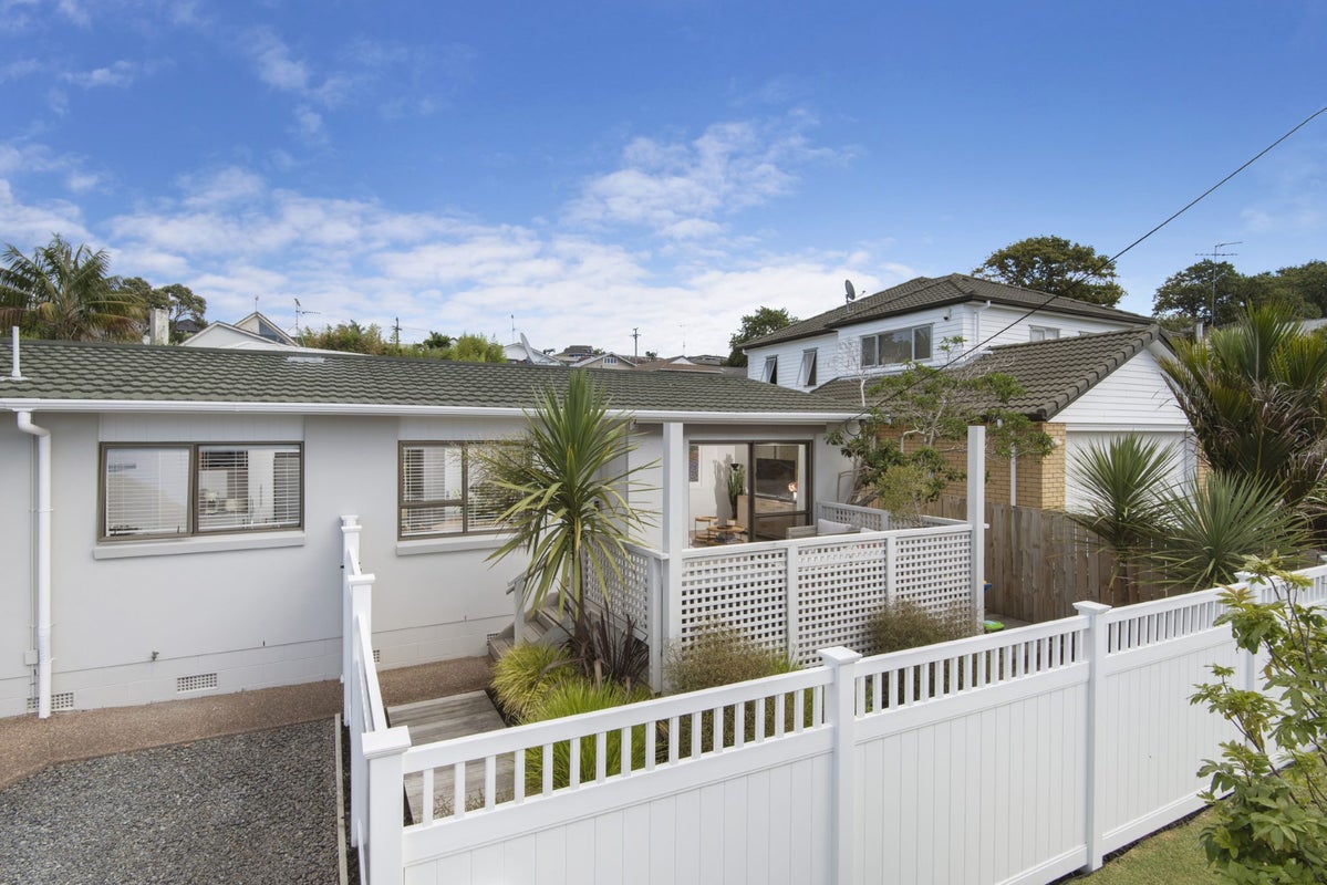 2/26 Corunna Road, Milford, Auckland - Carousel 26