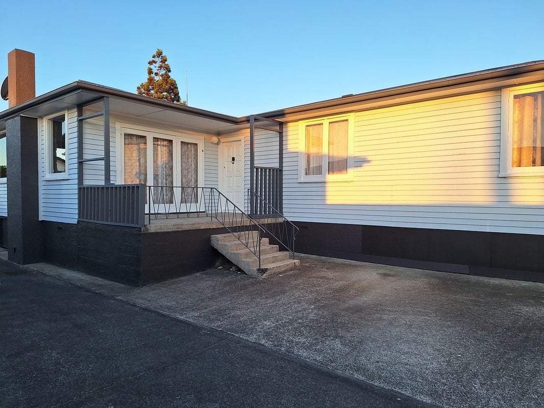 6 Daphne Street, Kelston, Auckland - Carousel 1