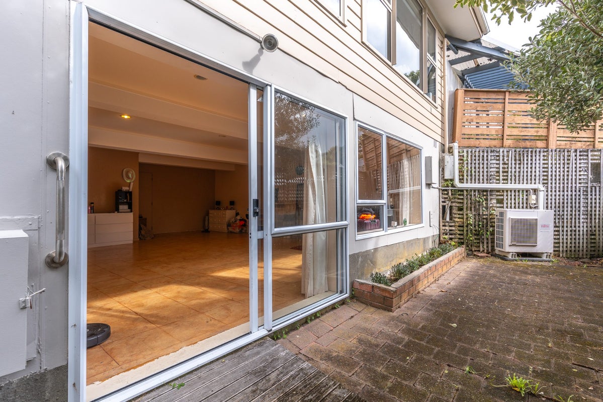110A Main Road, Tawa, Wellington - Carousel 21