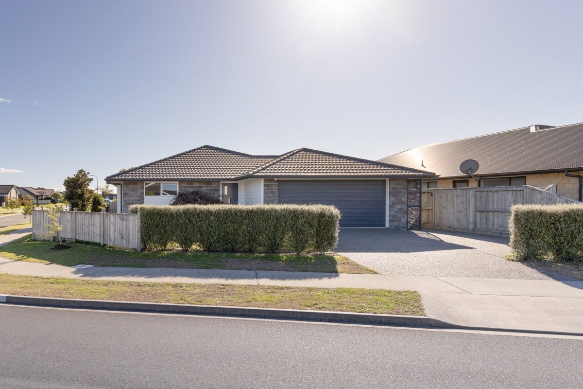 56 Te Kio Crescent, Papamoa Beach, Papamoa - Carousel 1