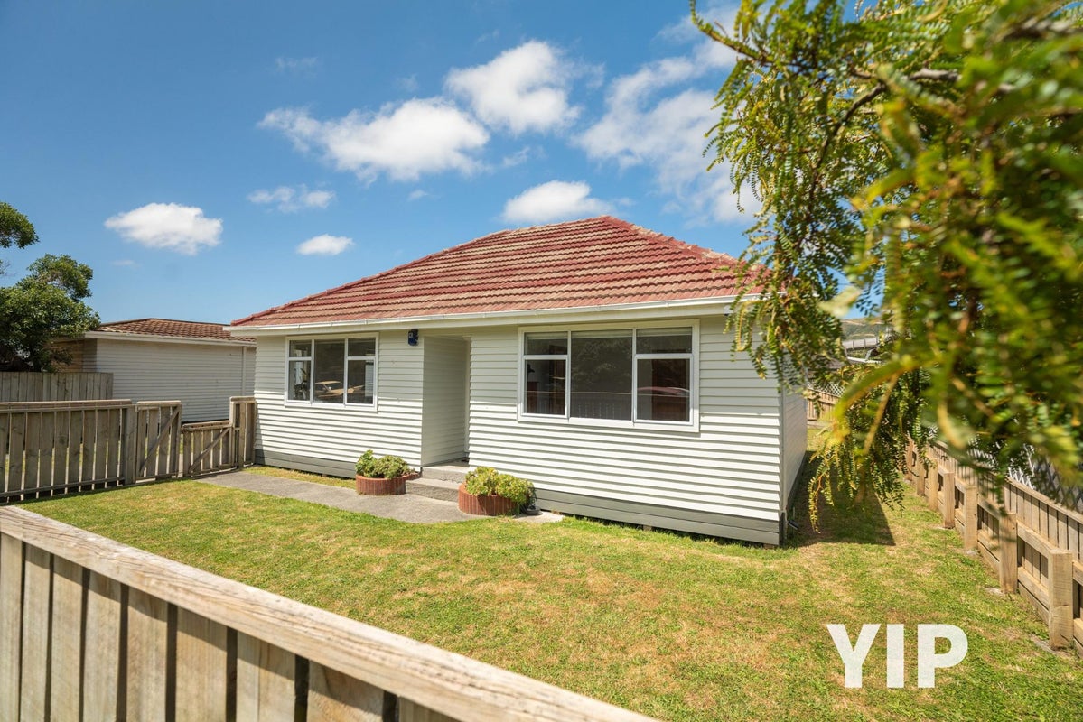 38 Beauchamp Street, Tawa, Wellington - Carousel 1