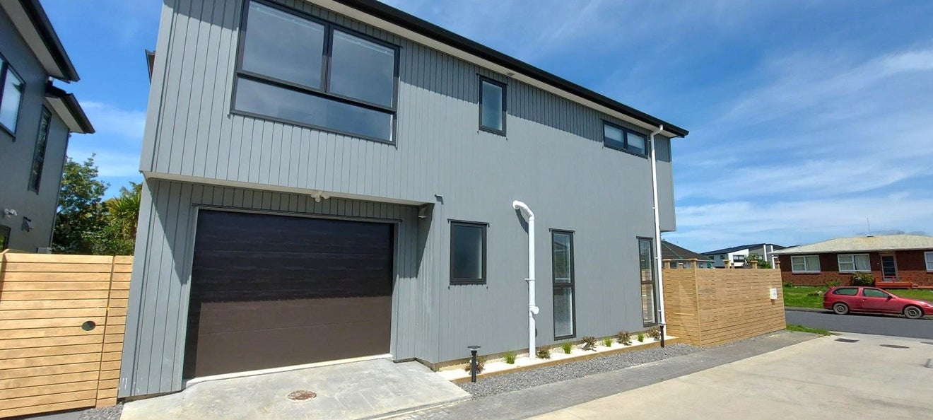 20A Mackenzie Street, Te Atatu South, Auckland - Carousel 1